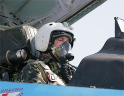 Президент Віктор Ющенко піарнувся на тренажері і вручив льотчикам прапор