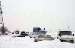 У сніжному полоні між Херсоном і Миколаєвом - майже 700 автомобілів 
