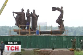 У Києві відновили пам’ятник засновникам міста