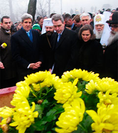 В ім’я Небесної Сотні: Керрі і Нуланд хрестились і цілували квіти на барикадах Майдану