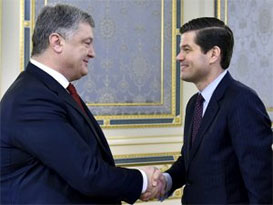 Президент України Петро Порошенко і помічник державного секретаря США з питань Європи і Євразії Весс Мітчелл