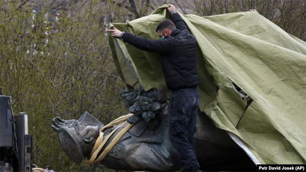 Найімовірніша причина нападу – недавній демонтаж пам’ятника радянському маршалу Іванові Конєву у Празі