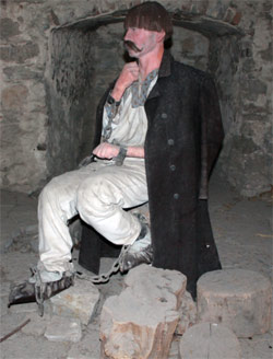 Кармалюк всю осінь 1824 року просидів прикутим до кам’яного стовпа в одиночній камері Папської вежі Кам’янець-Подільської фортеці 