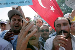Невдоволені забороною на куріння турки влаштовують масові демонстрації