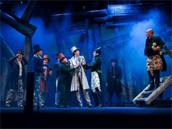 Сцена з спекталю «Ревізор» у виконання акторів театру «Буфф»