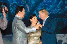 Президент України Кучма з дружиною співають разом з Кобзоном