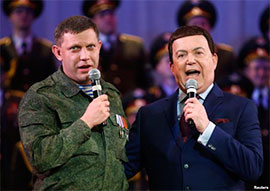  Йосип Кобзон (праворуч) і так званий «прем’єр» угруповання «ДНР» Олександр Захарченко, Донецьк, 27 жовтня 2014 року