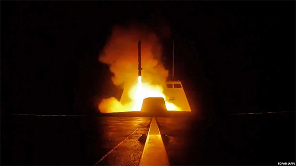 На фото французький фрегат проводить запуск крилатих ракет, які мають уразити цілі. 14 квітня 2018 року