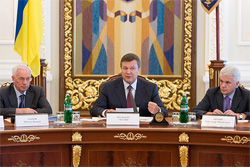 Про киян тут не йдеться. Янукович, Азаров і Попов ніяк не поділять столичний бюджет Про киян тут не йдеться. Янукович, Азаров і Попов ніяк не поділять столичний бюджет