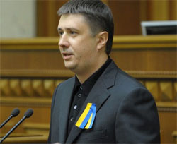 Заукраїнці вимагають від Азарова виконувати законодавство про оплату праці Заукраїнці вимагають від Азарова виконувати законодавство про оплату праці