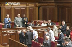 Надепи-комуністи стоячи і оплесками відреагували на вітальний кремлівський кулак Надепи-комуністи стоячи і оплесками відреагували на вітальний кремлівський кулак