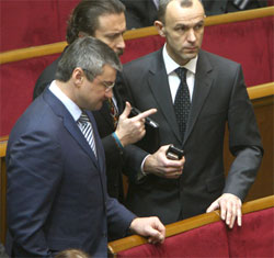 Опозиція вимагає створення слідчої комісії з розслідування замаху на життя Тимошенко Опозиція вимагає створення слідчої комісії з розслідування замаху на життя Тимошенко