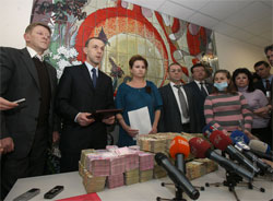 Нардепи БЮТ передали “гонорар тушки” онкохворим дітям Нардепи БЮТ передали “гонорар тушки” онкохворим дітям