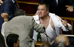 «Мовний» законопроект проштовхуватимуть під футбольний ажіотаж «Мовний» законопроект проштовхуватимуть під футбольний ажіотаж