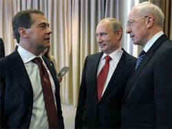 Азаров похвалився, що у понеділок дасть Росії адекватну відповідь Азаров похвалився, що у понеділок дасть Росії адекватну відповідь