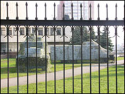 2004 рік. Важка техніка МВС на позиції біля ЦВК.