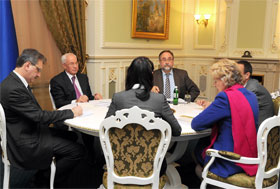 Азаров відмежувався від протеже влади на проблемних округах? Азаров відмежувався від протеже влади на проблемних округах?