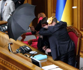 «Магічне яйце». Литвин хоче заборонити вносити до сесійної зали сторонні предмети «Магічне яйце». Литвин хоче заборонити вносити до сесійної зали сторонні предмети