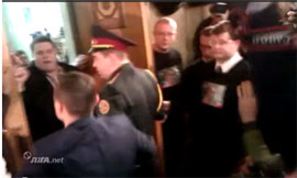 Новий парламент розпочав роботу зі штовханини Новий парламент розпочав роботу зі штовханини