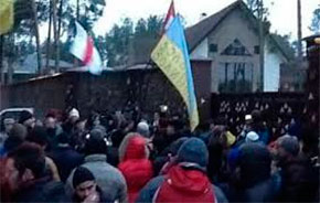 У МВС стверджують, що будинок, який пікетували автомайданівці, Захарченку не належить У МВС стверджують, що будинок, який пікетували автомайданівці, Захарченку не належить