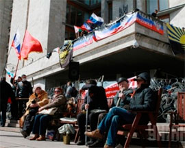 Турчинов гарантує не переслідування громадянам, які добровільно складуть зброю і звільнять захоплені приміщення органів влади Турчинов гарантує не переслідування громадянам, які добровільно складуть зброю і звільнять захоплені приміщення органів влади